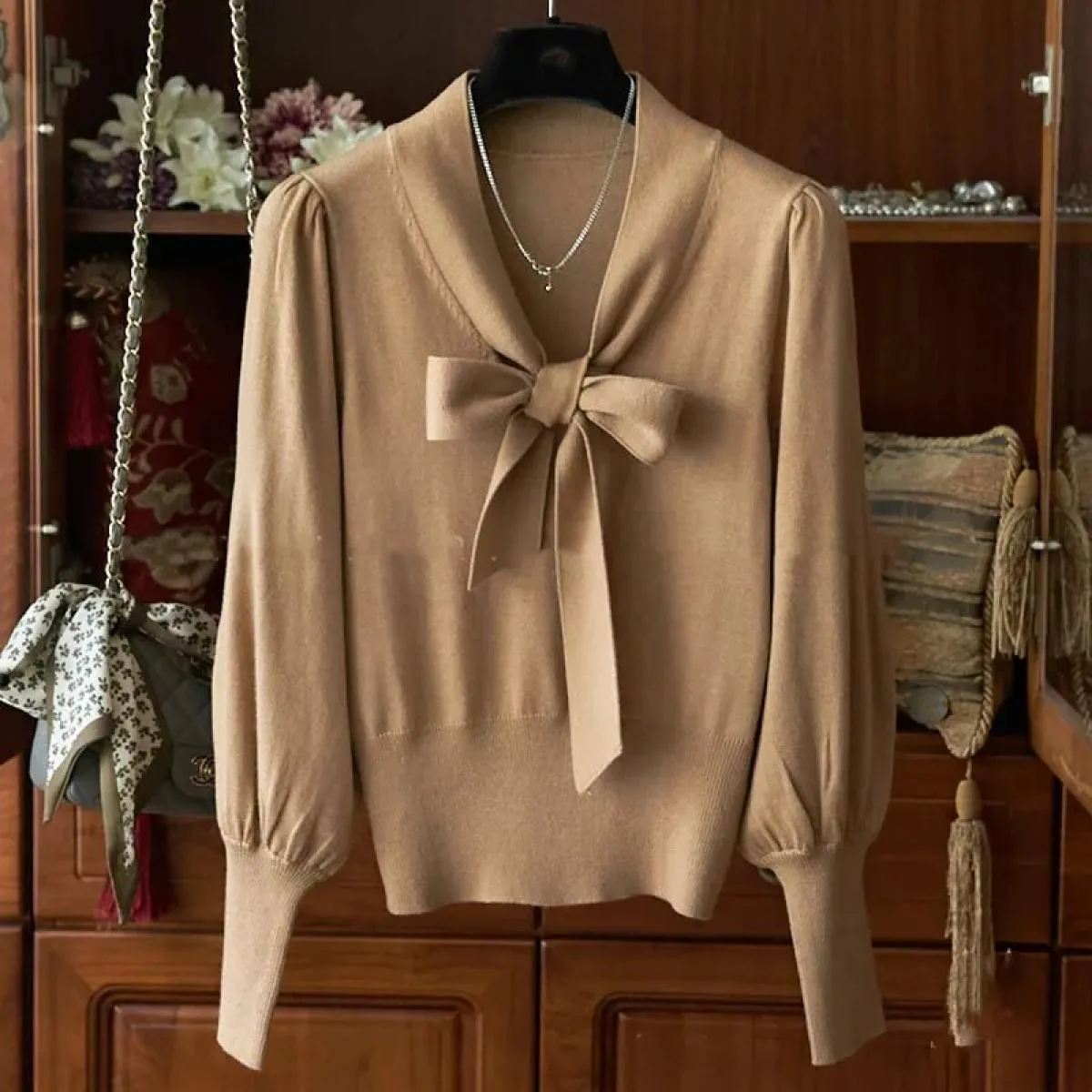 2024 Maglione pullover con base manica lanterna con farfallino di nicchia dal design semplice e retrò 2024