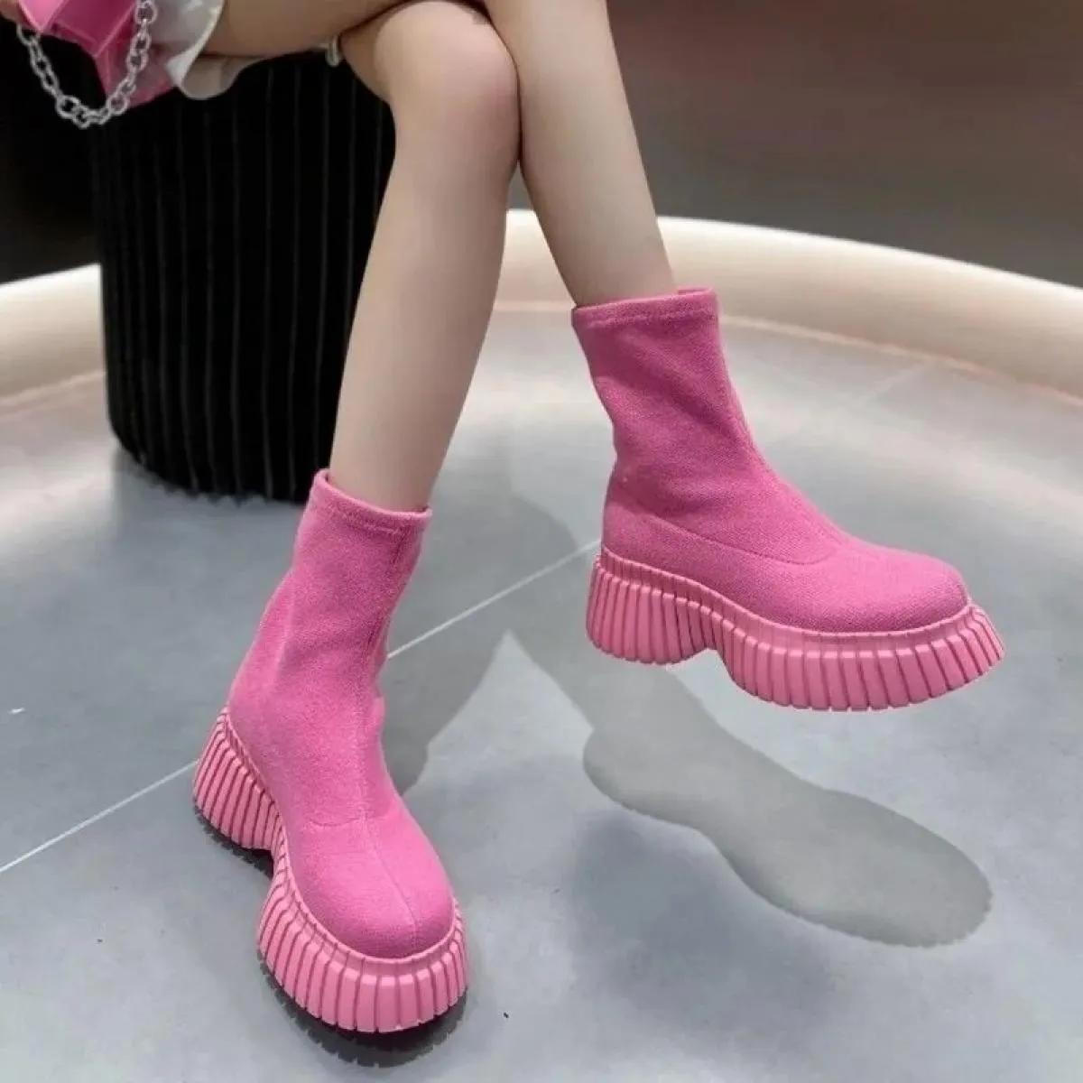 2024 Stivaletti da donna invernali Moda maniche scivolose Eleganti stivali corti con suola spessa Stivali da donna caldi lavorat