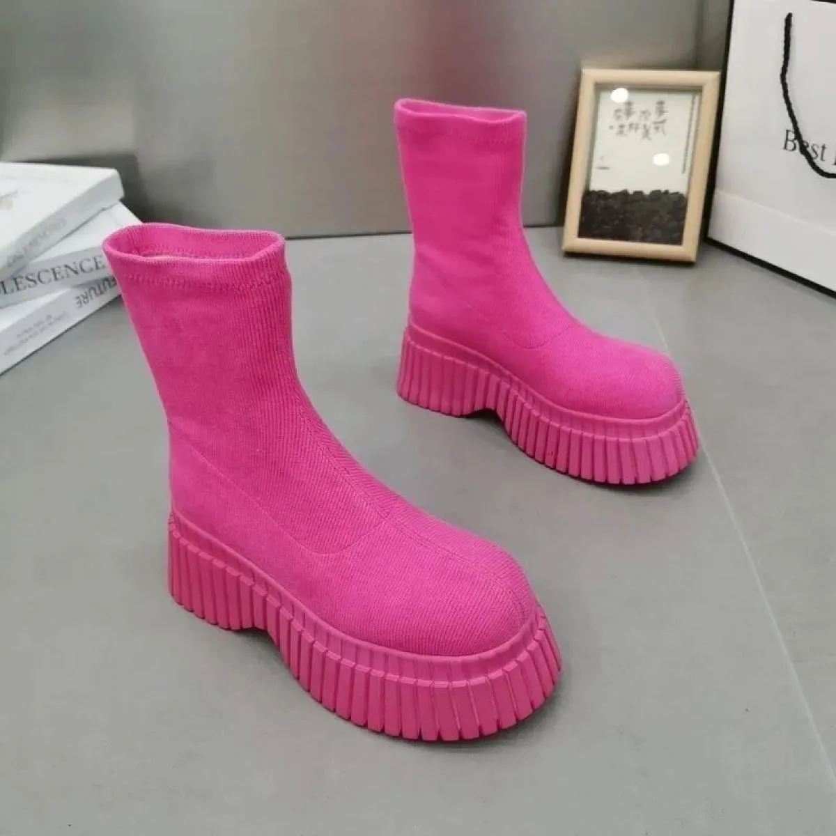 2024 Stivaletti da donna invernali Moda maniche scivolose Eleganti stivali corti con suola spessa Stivali da donna caldi lavorat