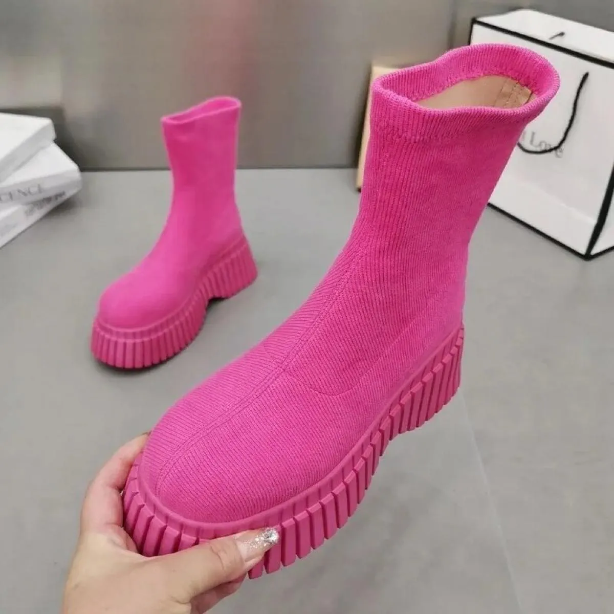 2024 Stivaletti da donna invernali Moda maniche scivolose Eleganti stivali corti con suola spessa Stivali da donna caldi lavorat