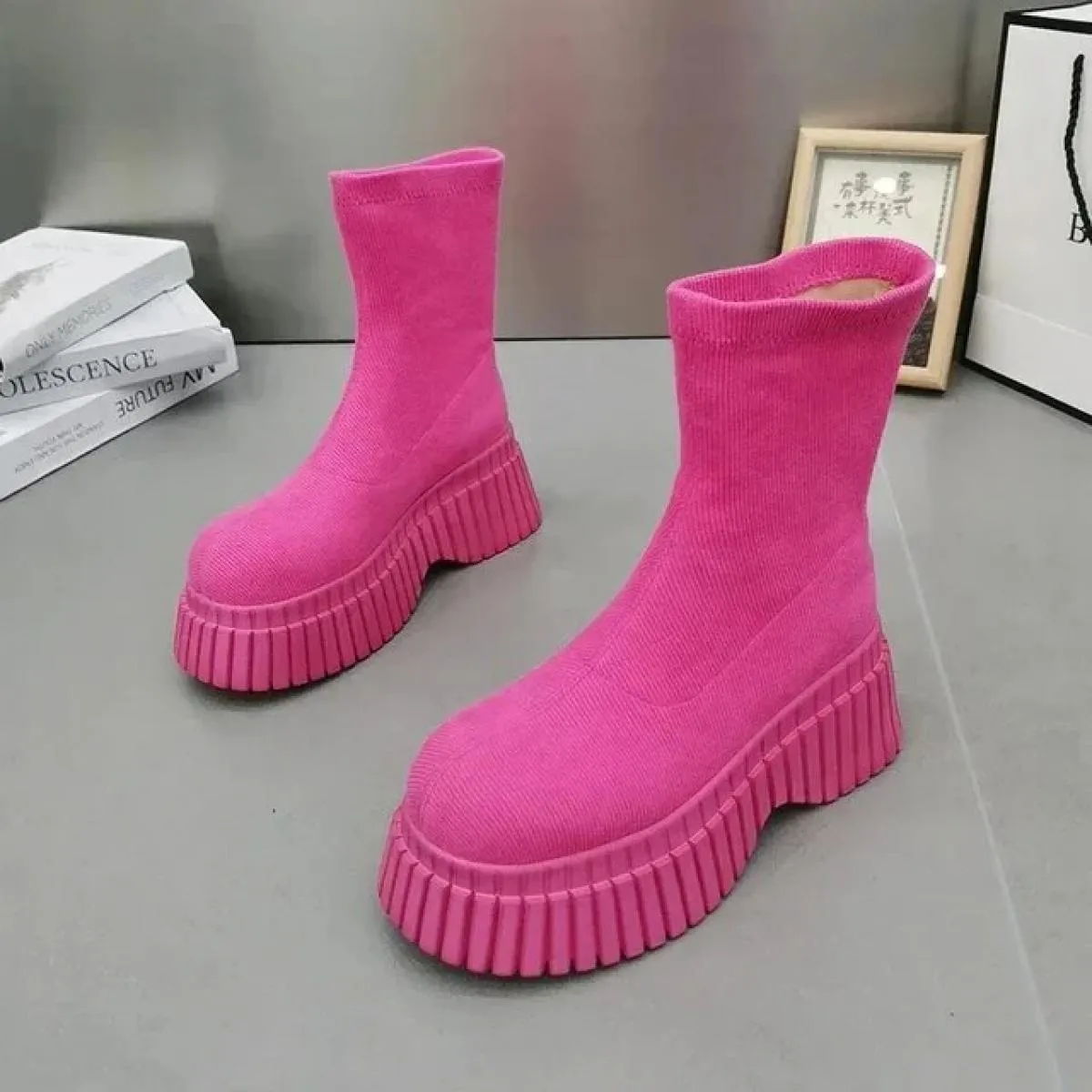 2024 Stivaletti da donna invernali Moda maniche scivolose Eleganti stivali corti con suola spessa Stivali da donna caldi lavorat