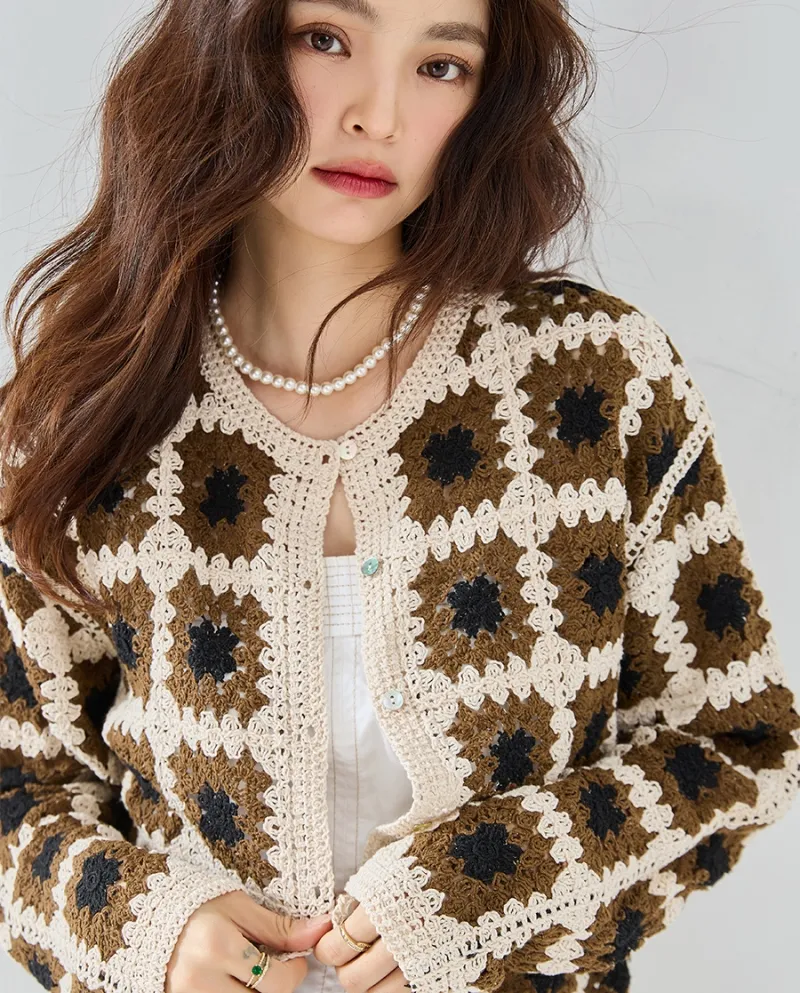 23 Autunno Nuova trama tridimensionale all'uncinetto Colore abbinato Fibbia a conchiglia Giacca maglione retrò pigro Cardigan la