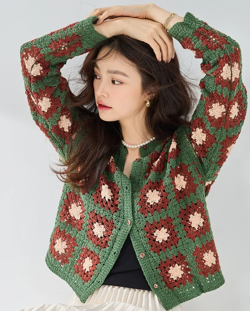 23 Autunno Nuova trama tridimensionale all'uncinetto Colore abbinato Fibbia a conchiglia Giacca maglione retrò pigro Cardigan la