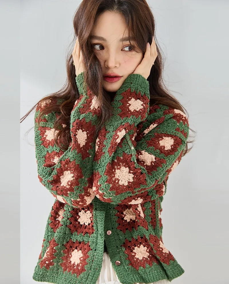 23 Autunno Nuova trama tridimensionale all'uncinetto Colore abbinato Fibbia a conchiglia Giacca maglione retrò pigro Cardigan la