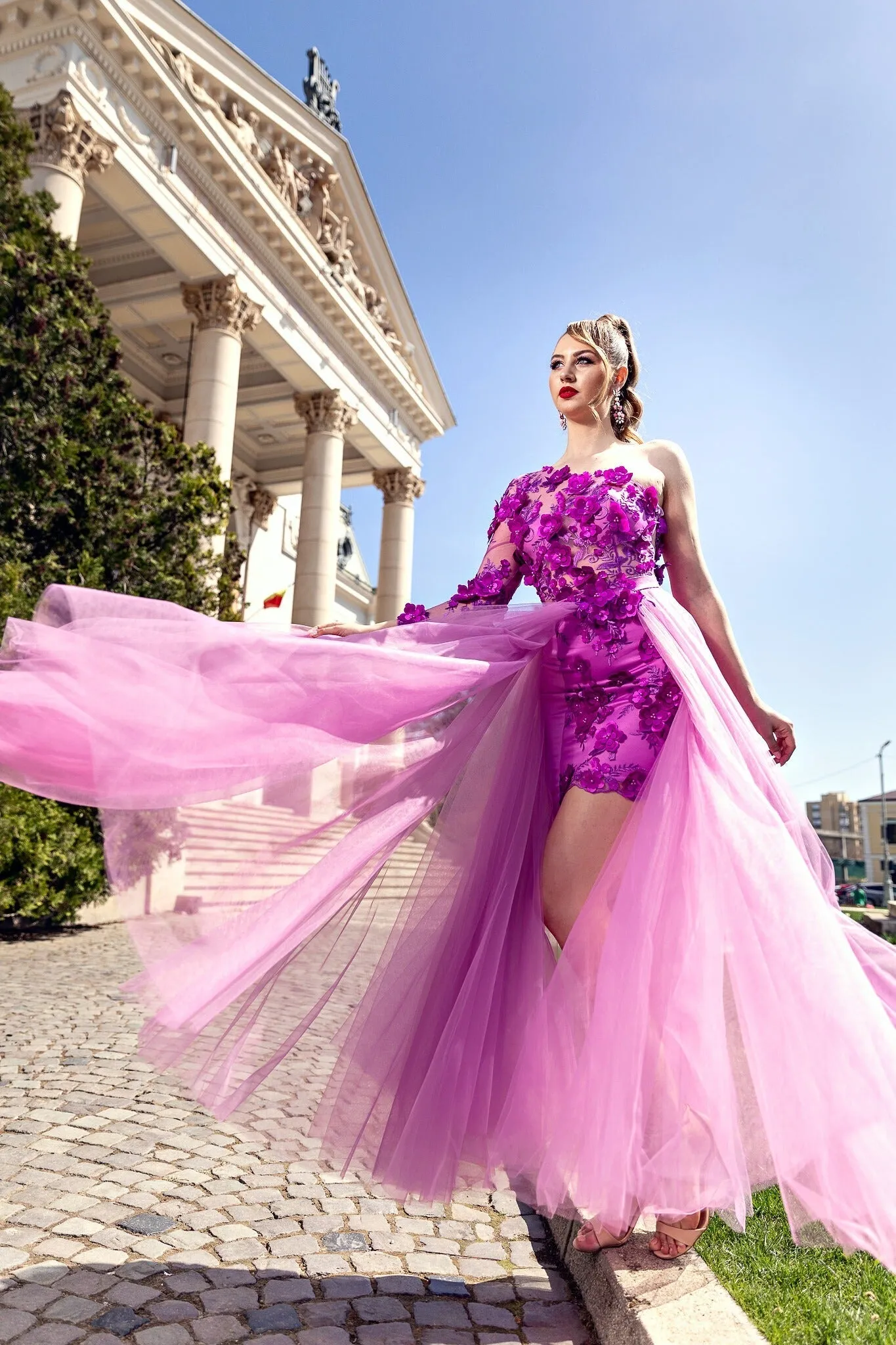 Abito corto fucsia a fiori 3 D mono manica con gonna lunga e ampia in tulle non staccabile