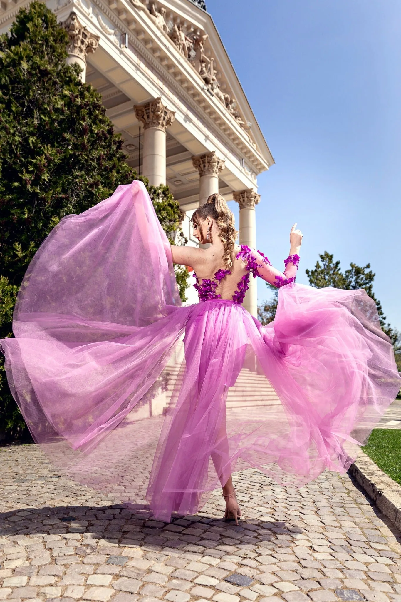 Abito corto fucsia a fiori 3 D mono manica con gonna lunga e ampia in tulle non staccabile