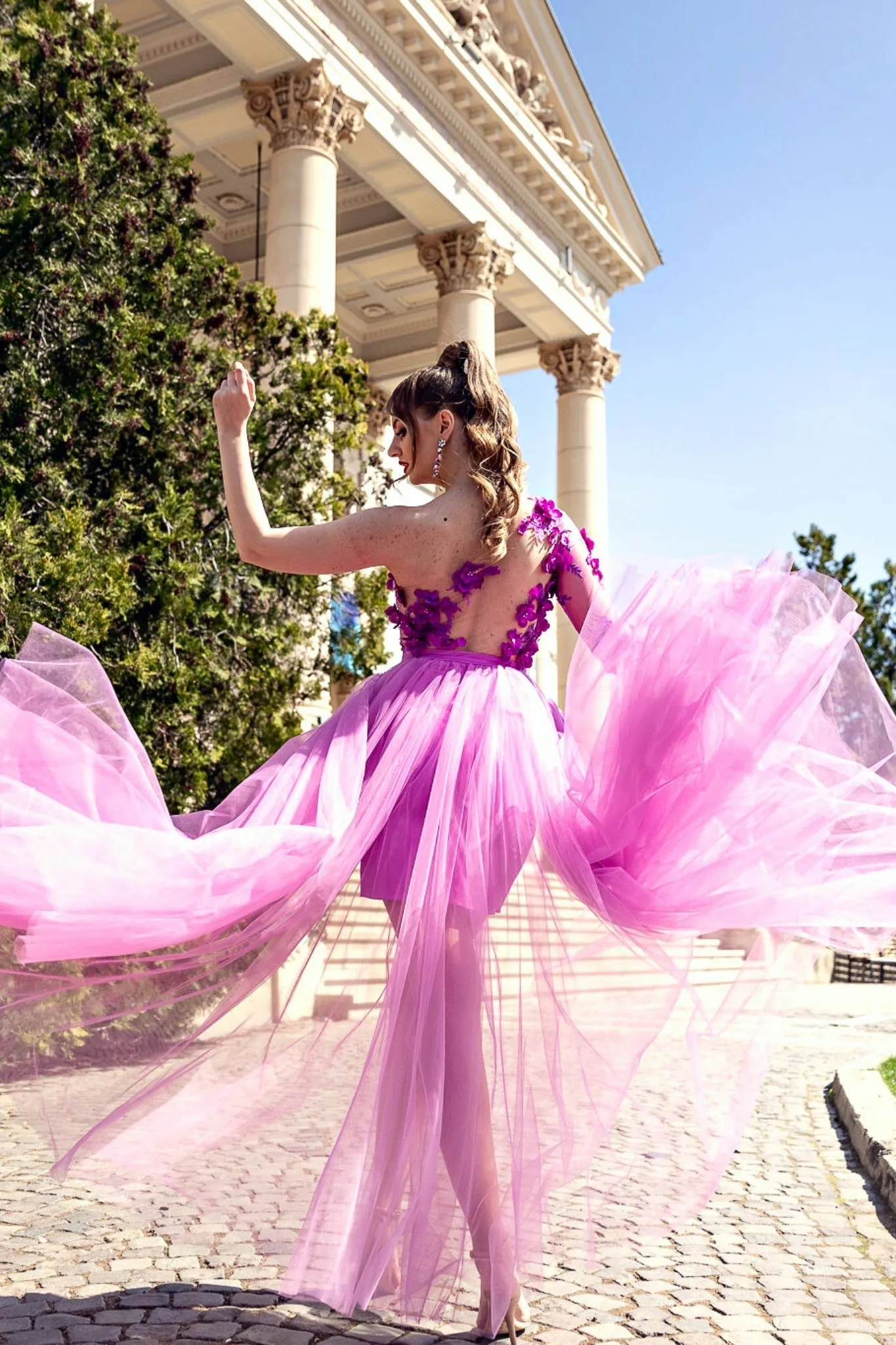 Abito corto fucsia a fiori 3 D mono manica con gonna lunga e ampia in tulle non staccabile