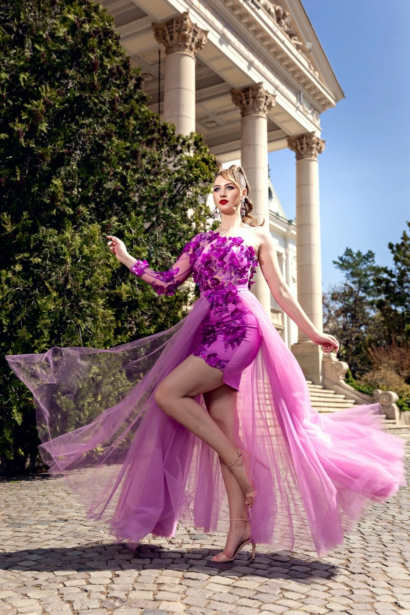 Abito corto fucsia a fiori 3 D mono manica con gonna lunga e ampia in tulle non staccabile