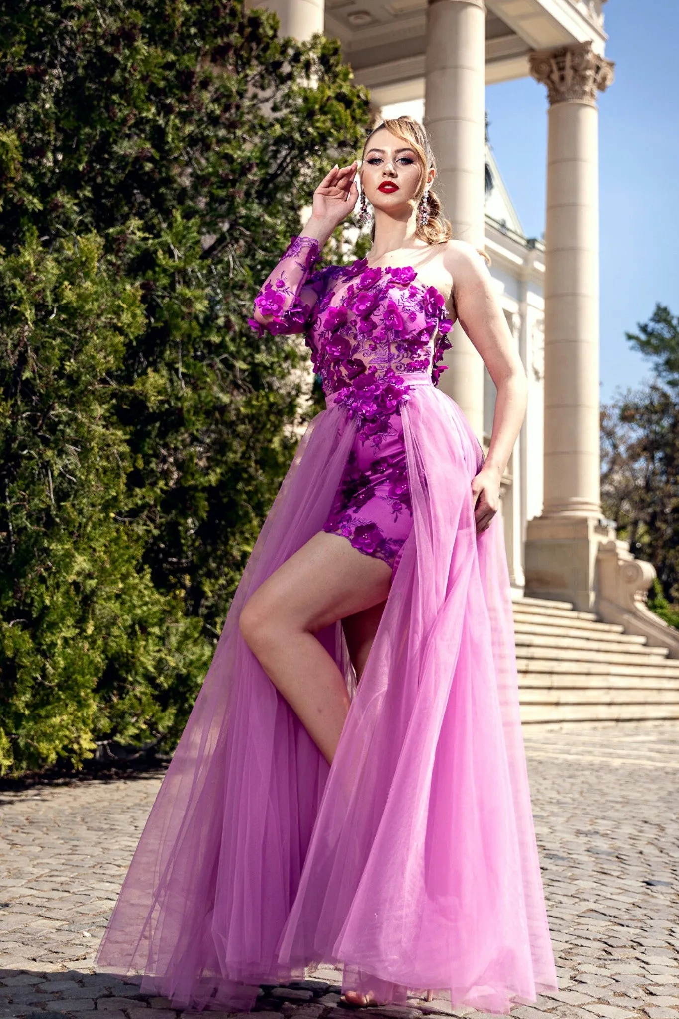 Abito corto fucsia a fiori 3 D mono manica con gonna lunga e ampia in tulle non staccabile