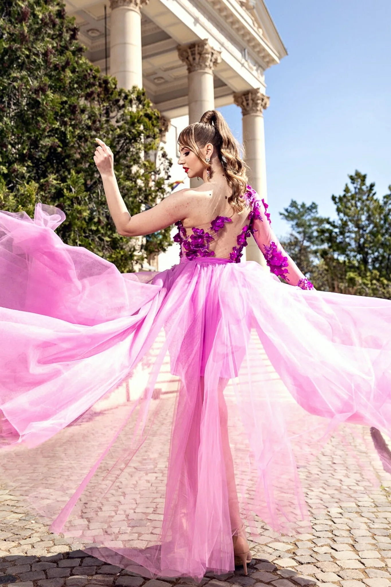 Abito corto fucsia a fiori 3 D mono manica con gonna lunga e ampia in tulle non staccabile