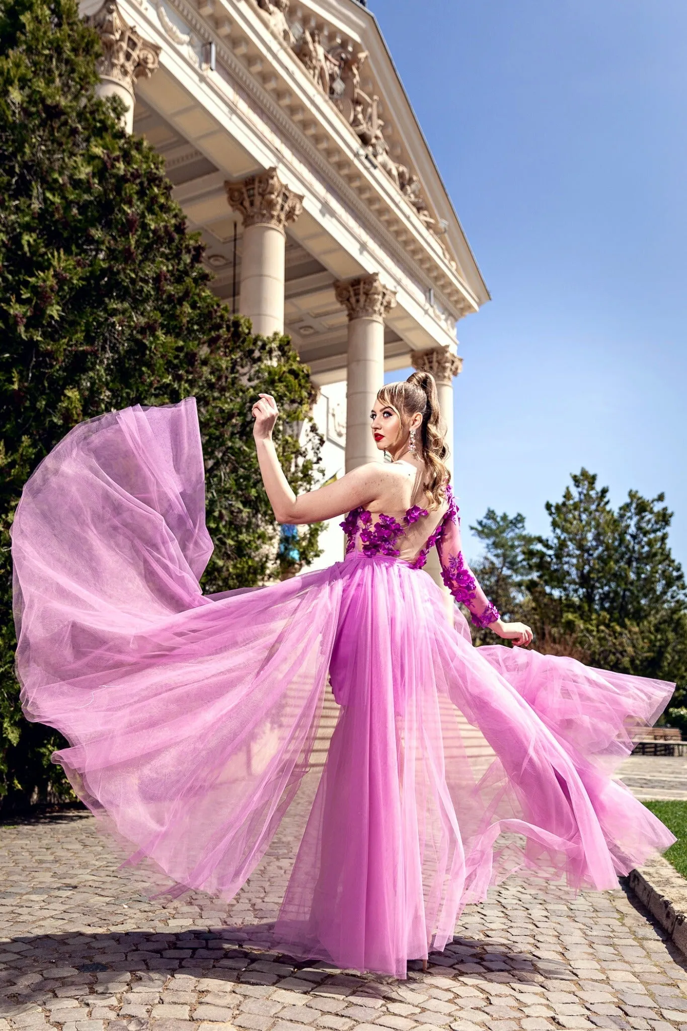 Abito corto fucsia a fiori 3 D mono manica con gonna lunga e ampia in tulle non staccabile