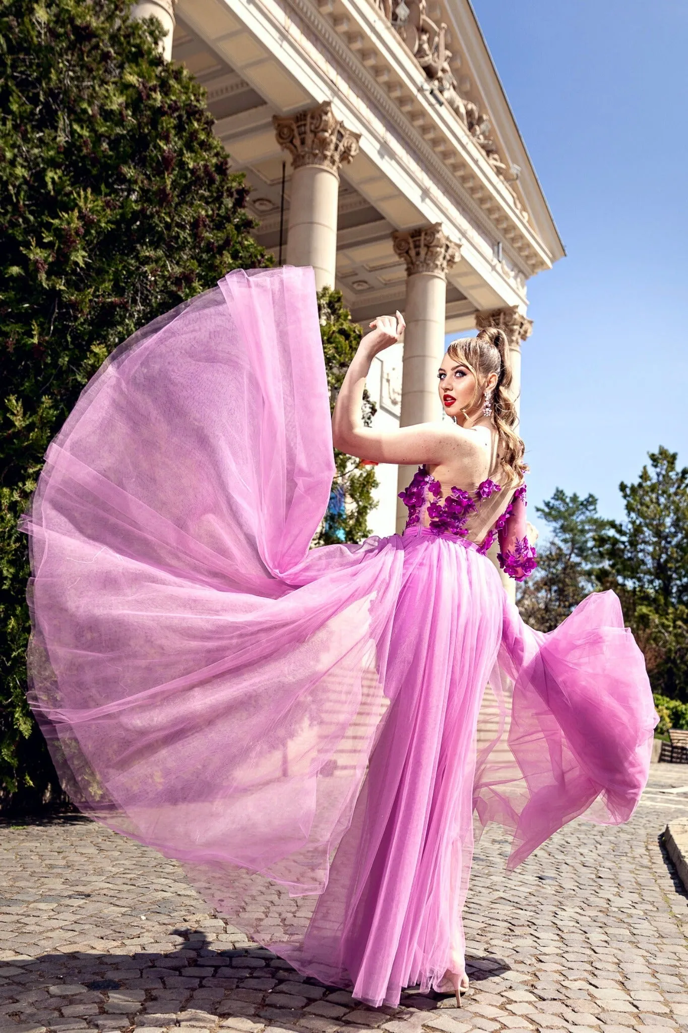 Abito corto fucsia a fiori 3 D mono manica con gonna lunga e ampia in tulle non staccabile