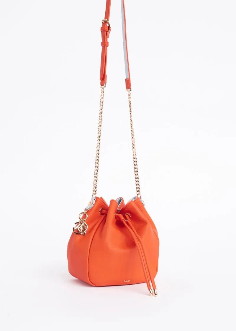 Borsa a secchiello con charm decorativo