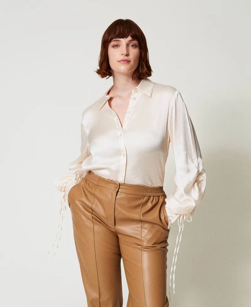Camicia in raso martellato con oblò