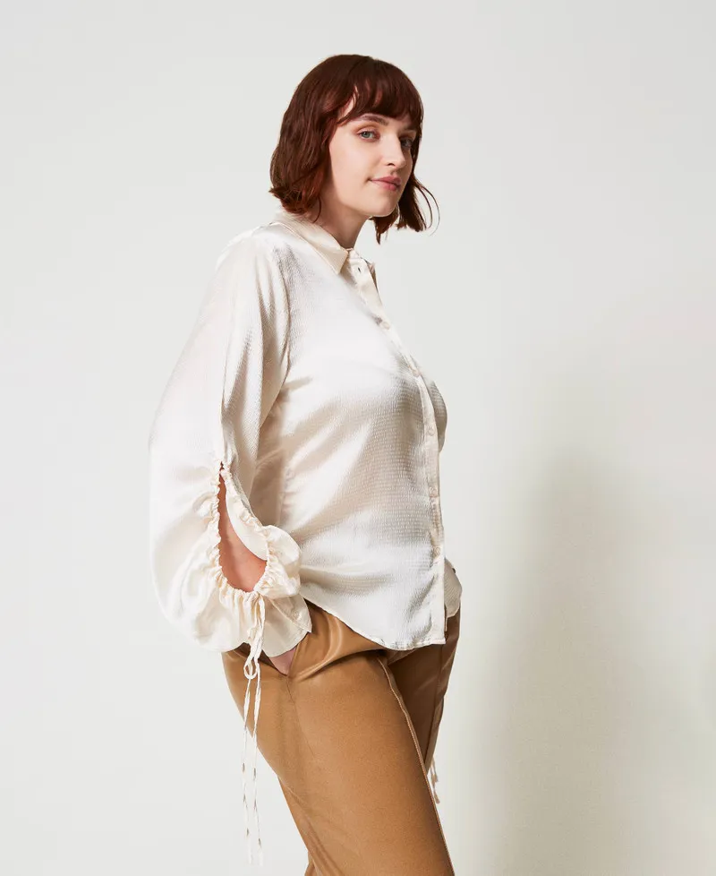 Camicia in raso martellato con oblò