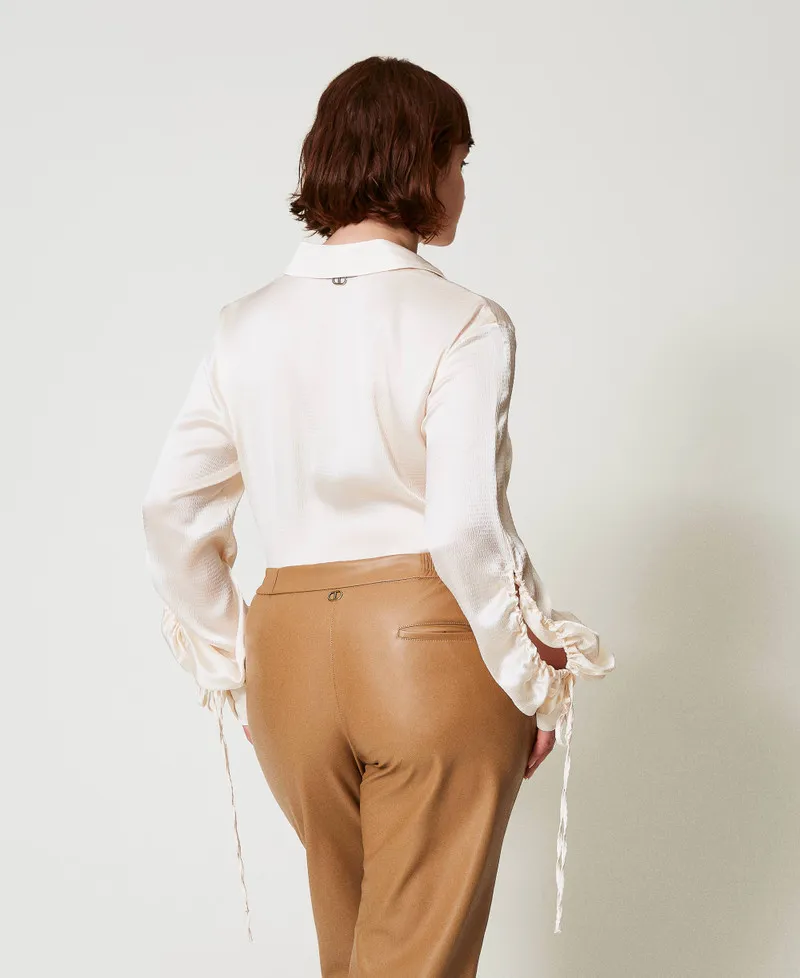 Camicia in raso martellato con oblò