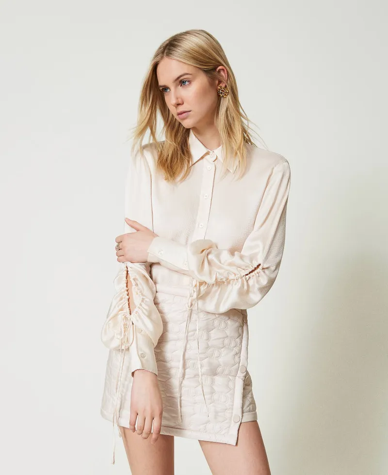 Camicia in raso martellato con oblò