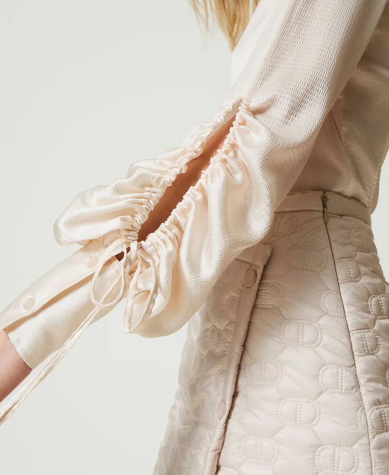 Camicia in raso martellato con oblò