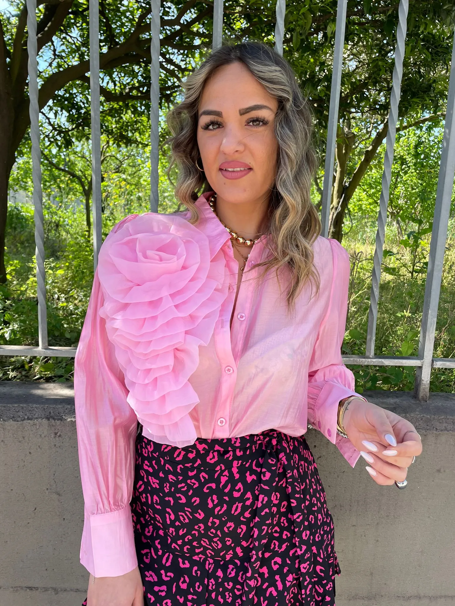 Camicia over velata con applicazione fiore
