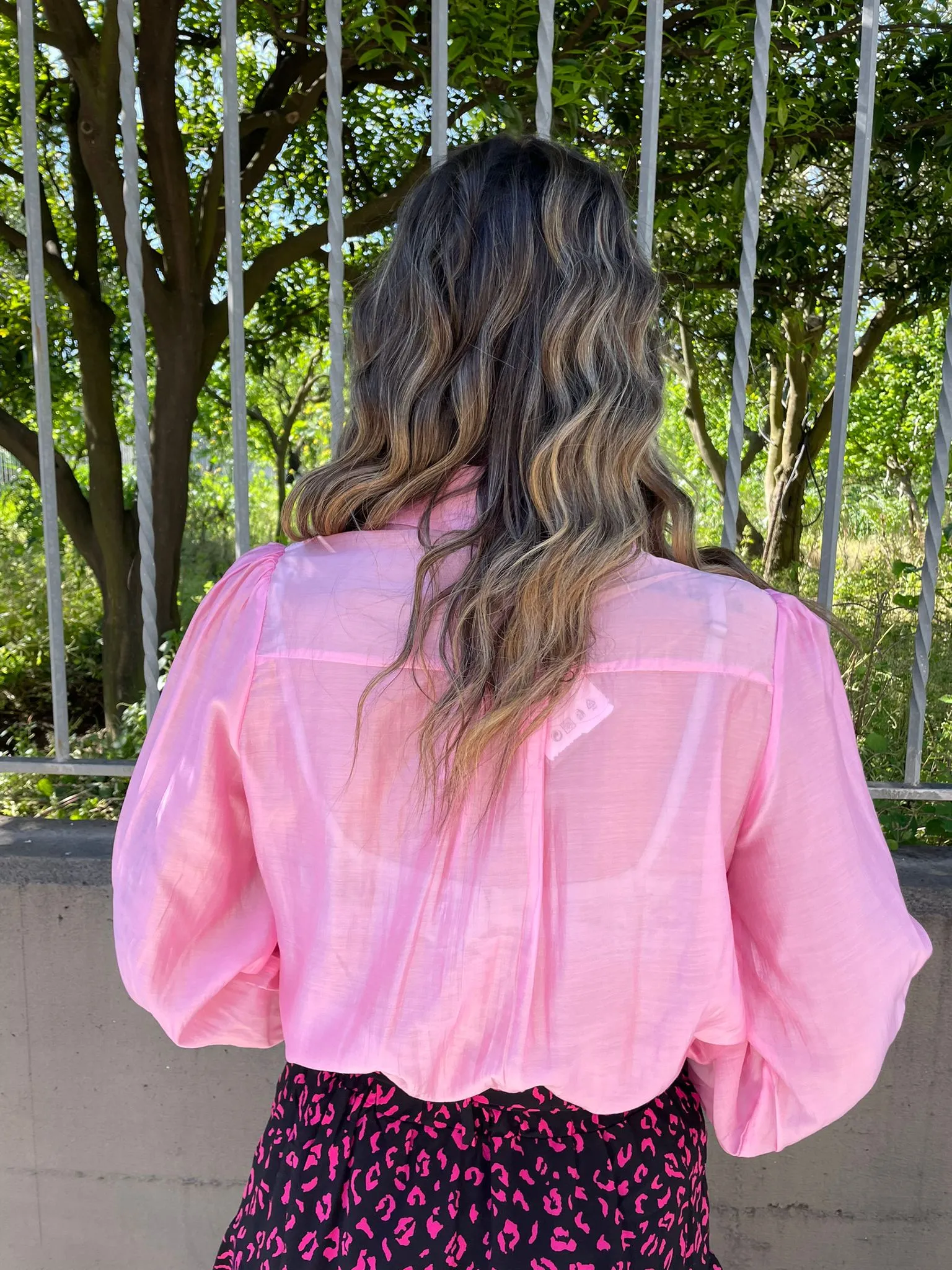 Camicia over velata con applicazione fiore