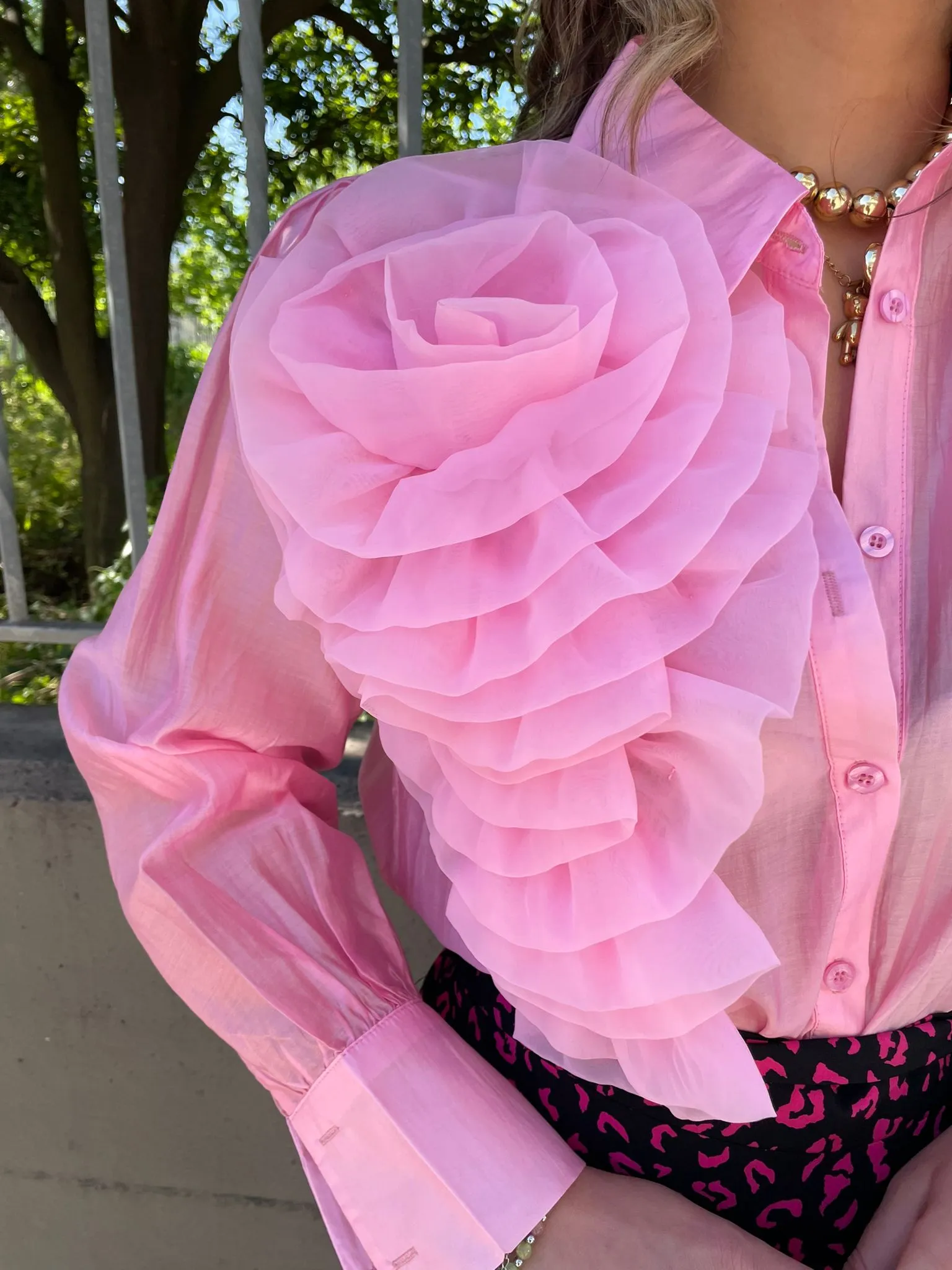 Camicia over velata con applicazione fiore