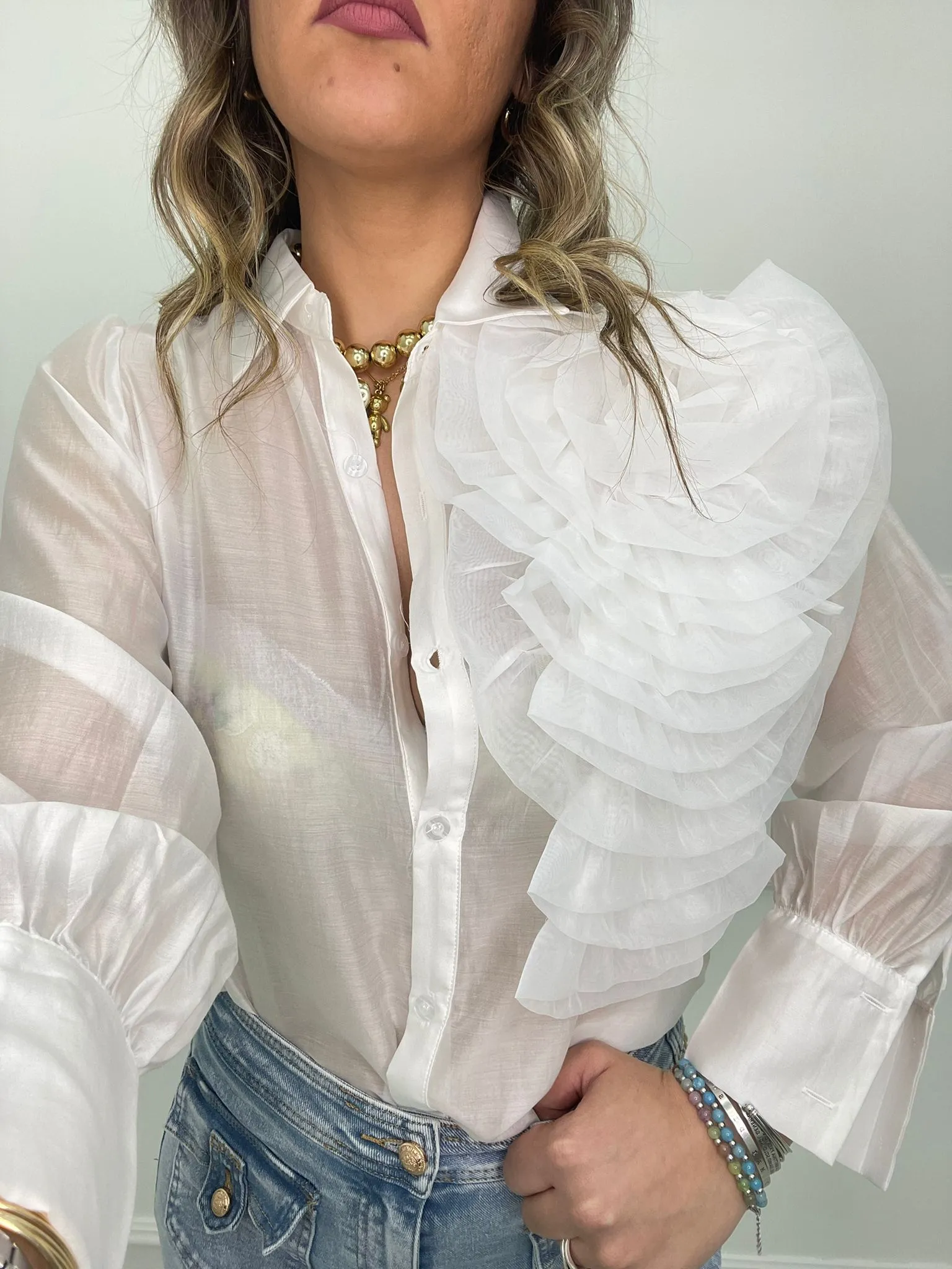 Camicia over velata con applicazione fiore