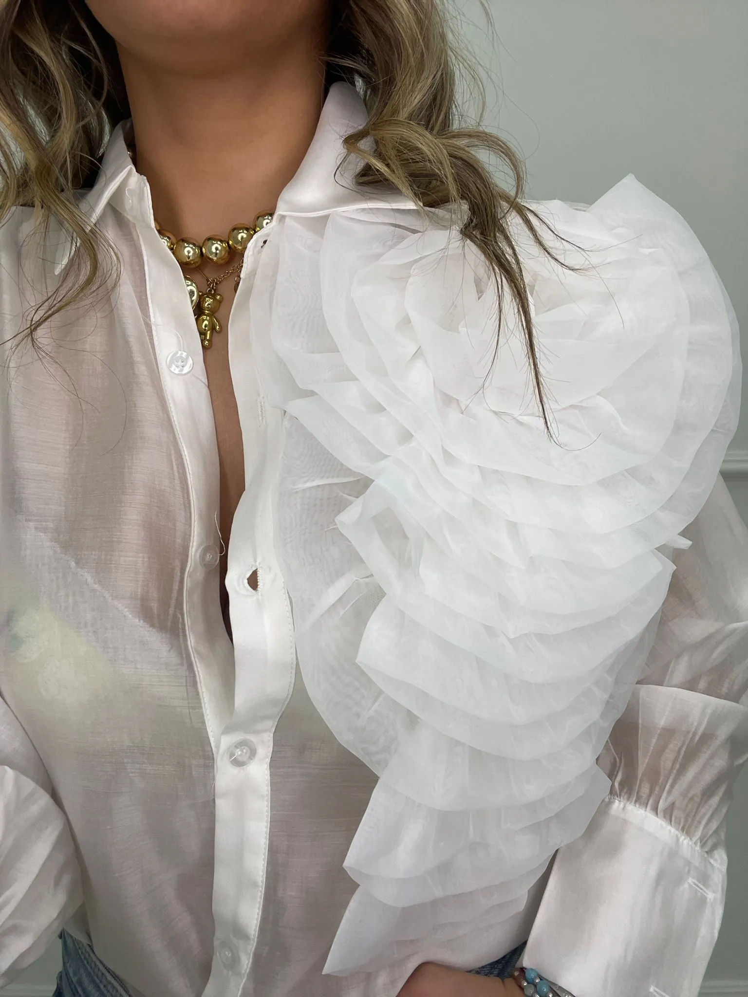 Camicia over velata con applicazione fiore