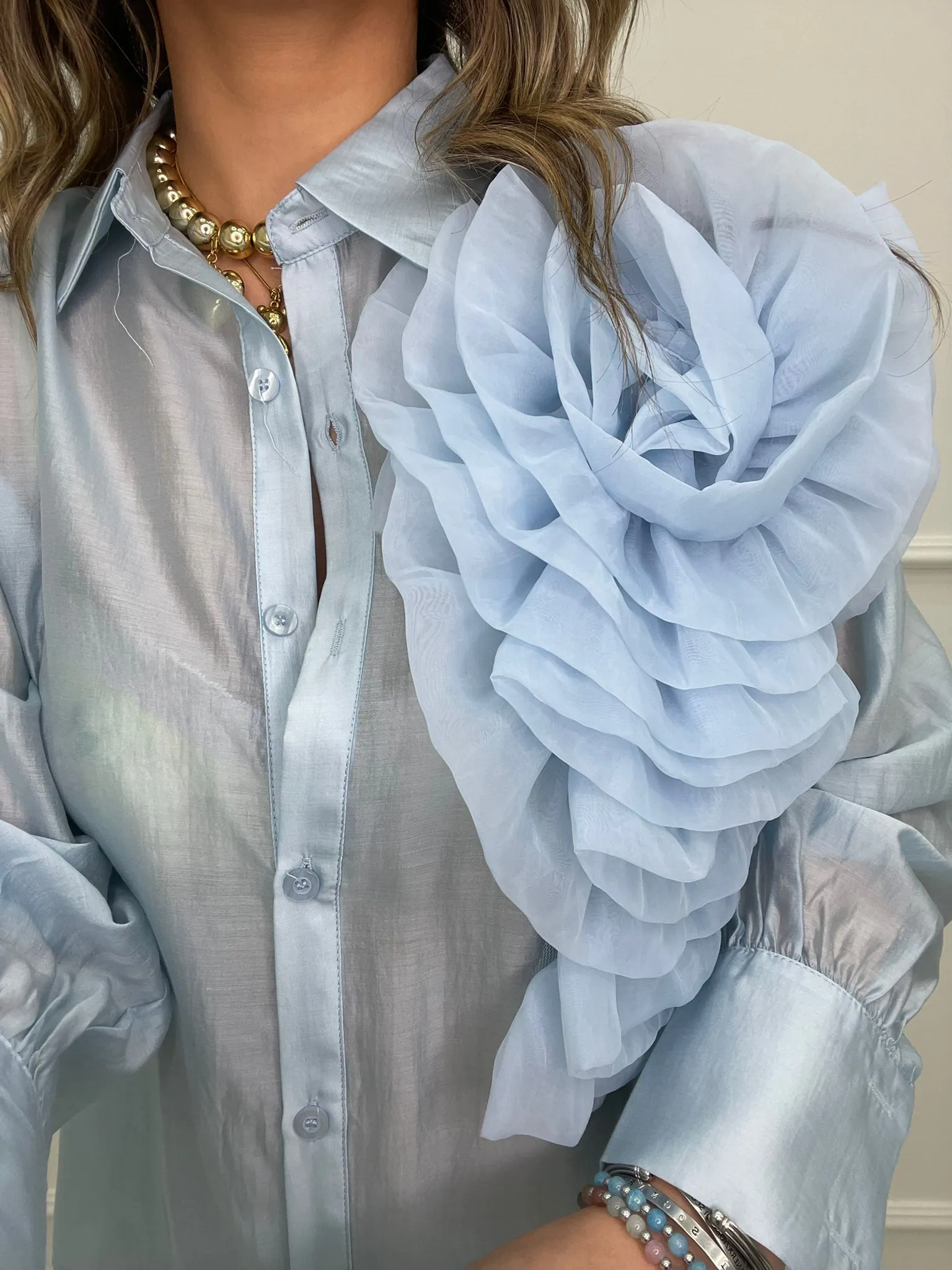 Camicia over velata con applicazione fiore