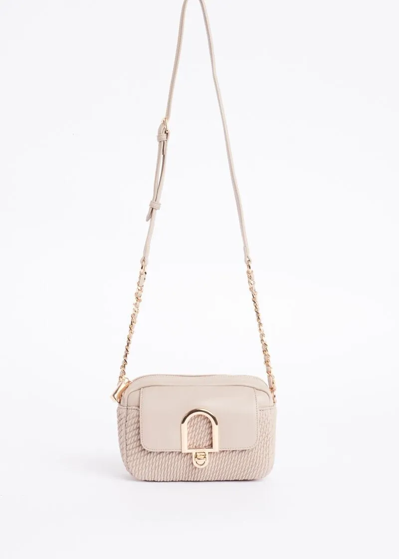 Crossbody con motivo plissé