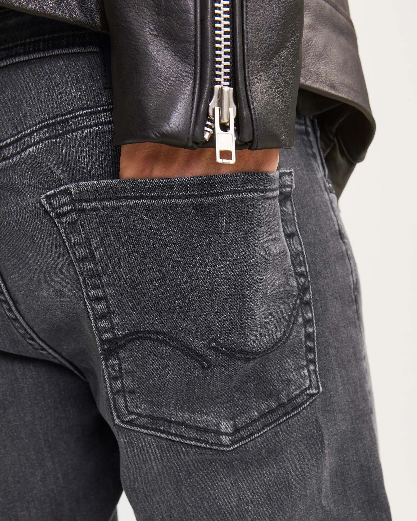 Jeans slim-fit a vita bassa in cotone stretch lavaggio nero con sabbiature