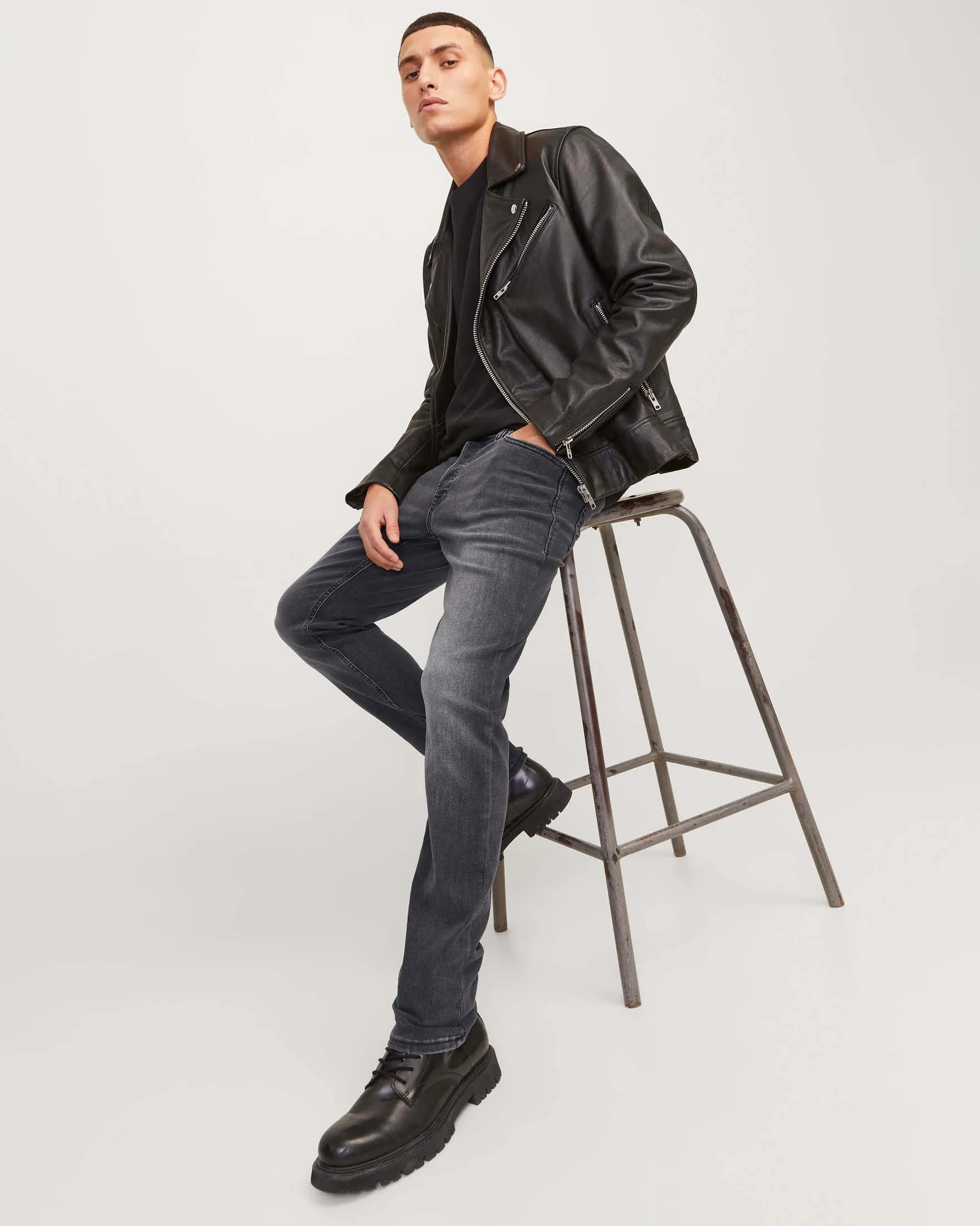 Jeans slim-fit a vita bassa in cotone stretch lavaggio nero con sabbiature