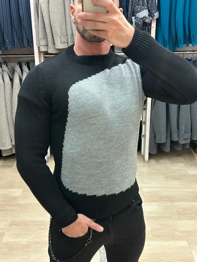 MAGLIONE IMPERIAL GIROCOLLO CON AMPIO RICAMO GRIGIO CHE SI STAGLIA SUL FONDO NERO DEL CAPO STESSO ****