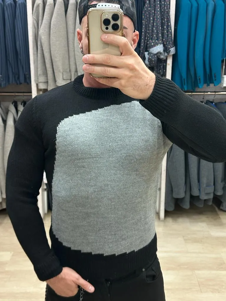 MAGLIONE IMPERIAL GIROCOLLO CON AMPIO RICAMO GRIGIO CHE SI STAGLIA SUL FONDO NERO DEL CAPO STESSO ****