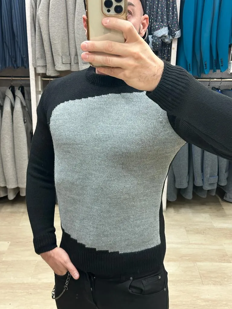 MAGLIONE IMPERIAL GIROCOLLO CON AMPIO RICAMO GRIGIO CHE SI STAGLIA SUL FONDO NERO DEL CAPO STESSO ****