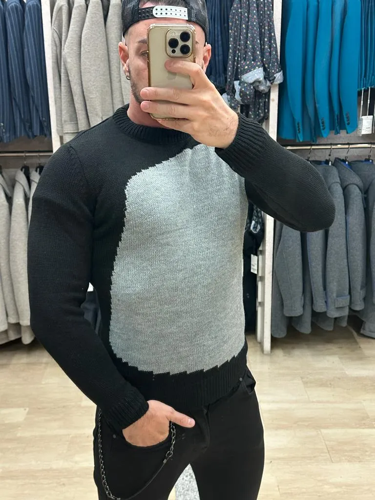 MAGLIONE IMPERIAL GIROCOLLO CON AMPIO RICAMO GRIGIO CHE SI STAGLIA SUL FONDO NERO DEL CAPO STESSO ****