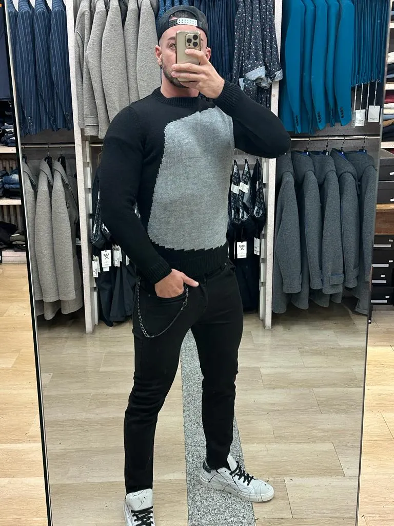 MAGLIONE IMPERIAL GIROCOLLO CON AMPIO RICAMO GRIGIO CHE SI STAGLIA SUL FONDO NERO DEL CAPO STESSO ****