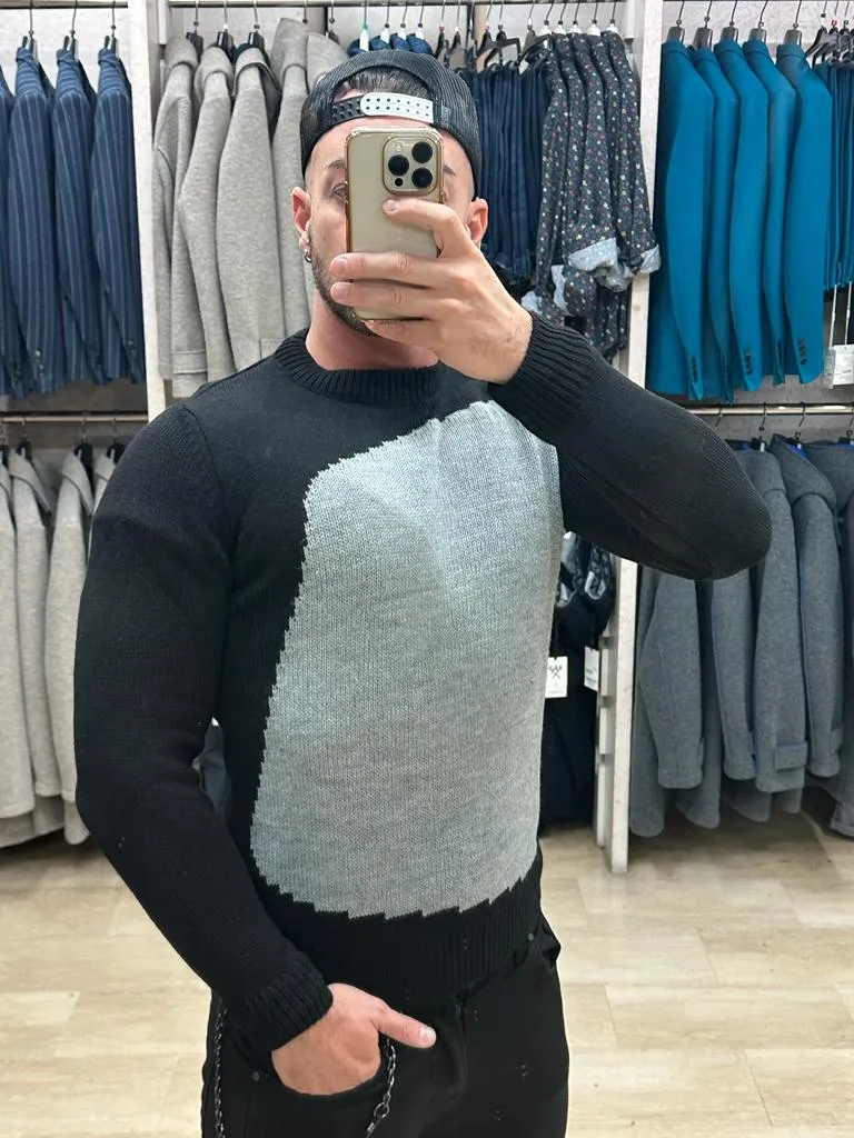 MAGLIONE IMPERIAL GIROCOLLO CON AMPIO RICAMO GRIGIO CHE SI STAGLIA SUL FONDO NERO DEL CAPO STESSO ****