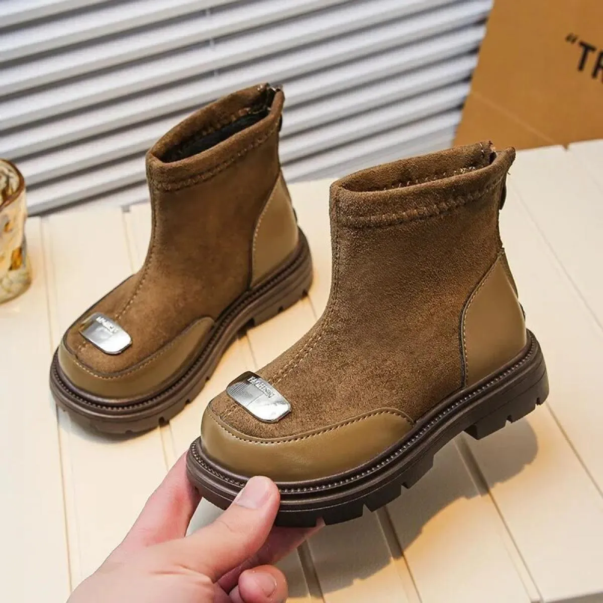 Nuovi stivali corti in pelle scamosciata per bambini invernali 2024 moda fondo spesso scarpe causali stivaletti per bambini raga
