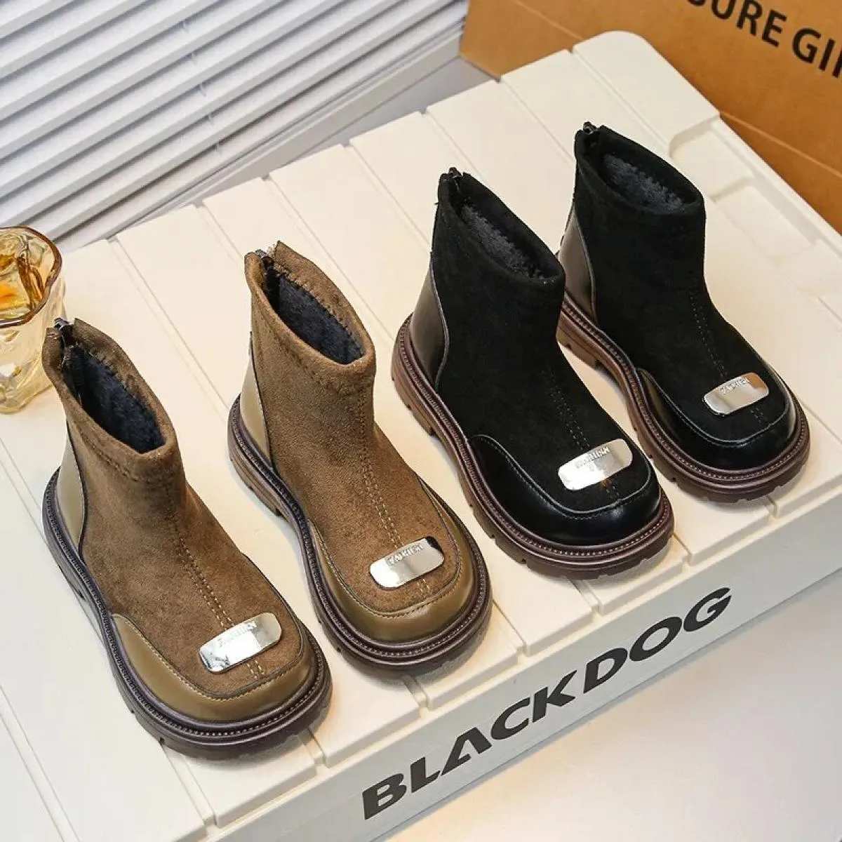 Nuovi stivali corti in pelle scamosciata per bambini invernali 2024 moda fondo spesso scarpe causali stivaletti per bambini raga