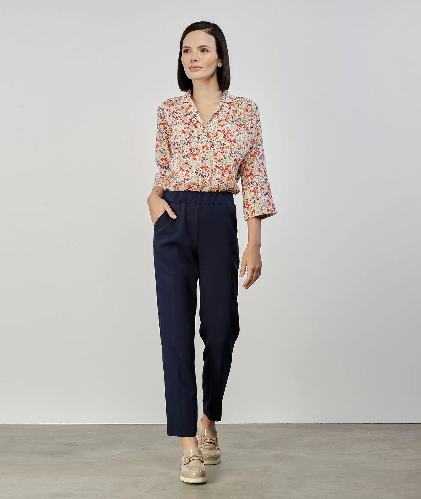 Pantaloni blu con elastico in vita