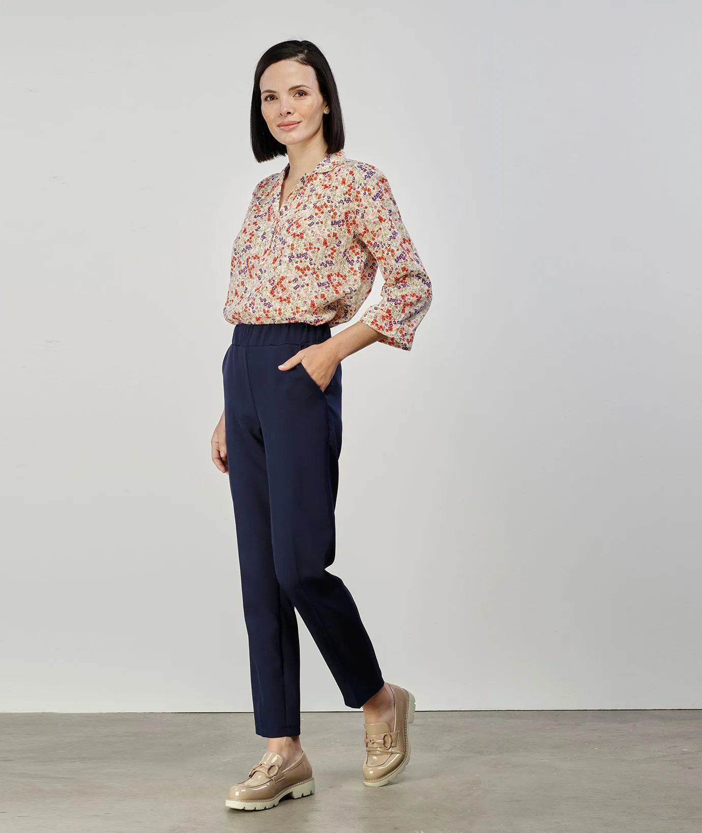 Pantaloni blu con elastico in vita