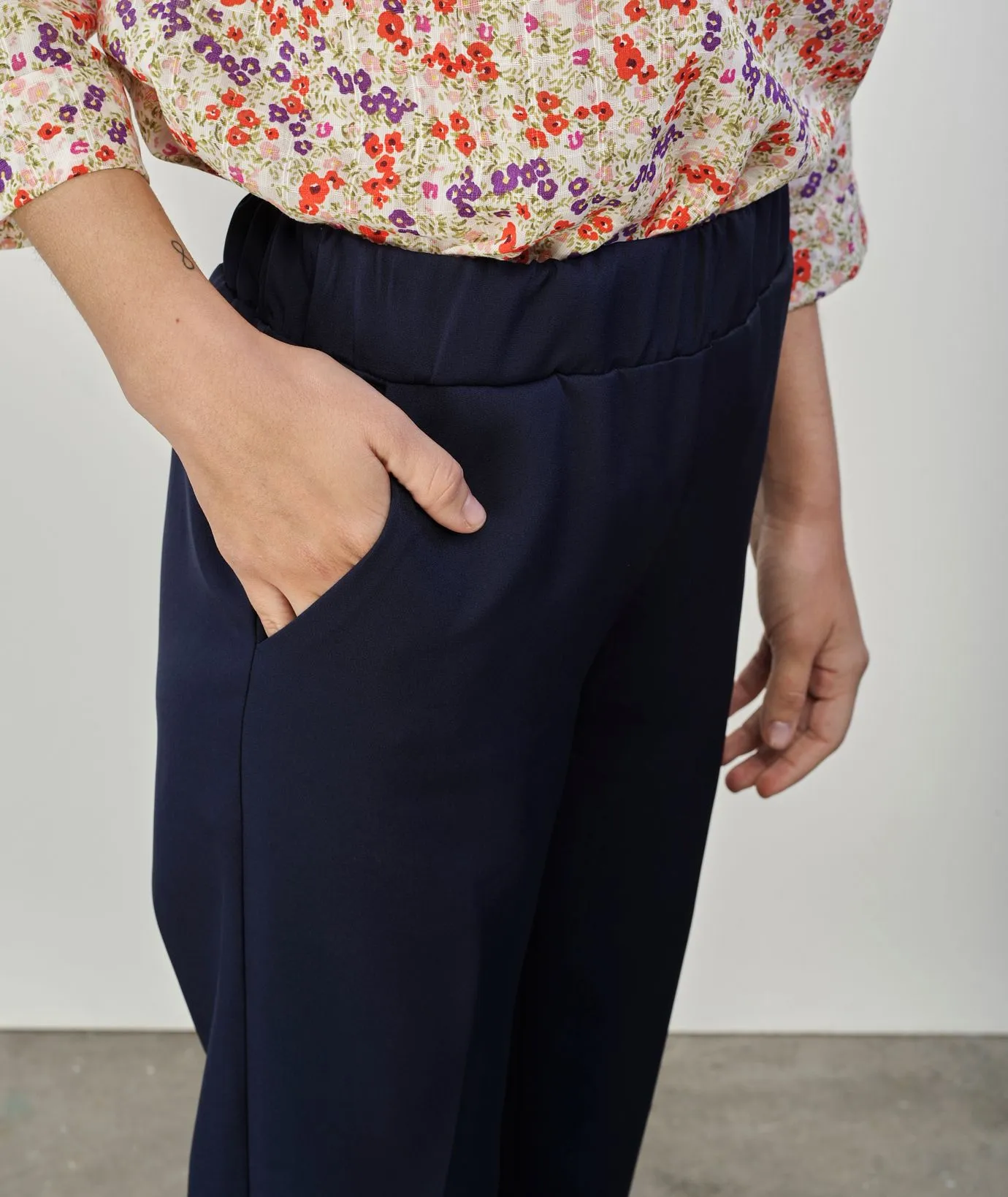 Pantaloni blu con elastico in vita
