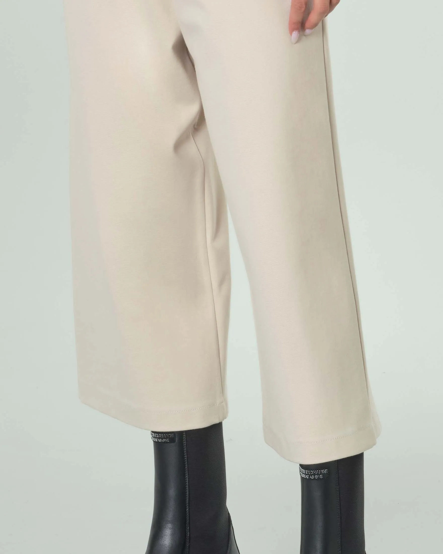 Pantaloni cropped beige in misto viscosa stretch punto Milano con elastico in vita