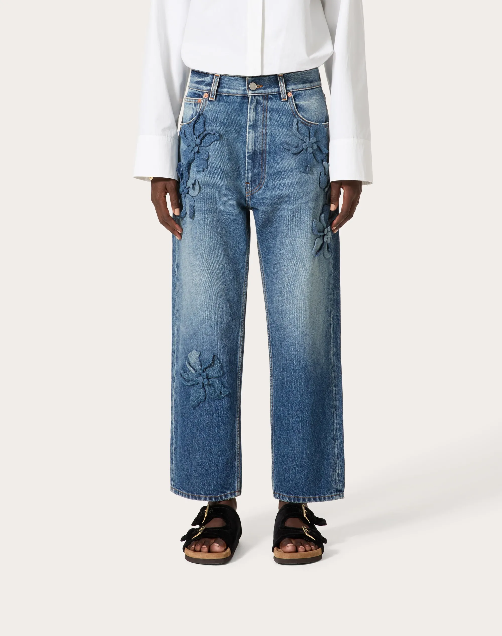 PANTALONI IN MEDIUM BLUE DENIM RICAMATI