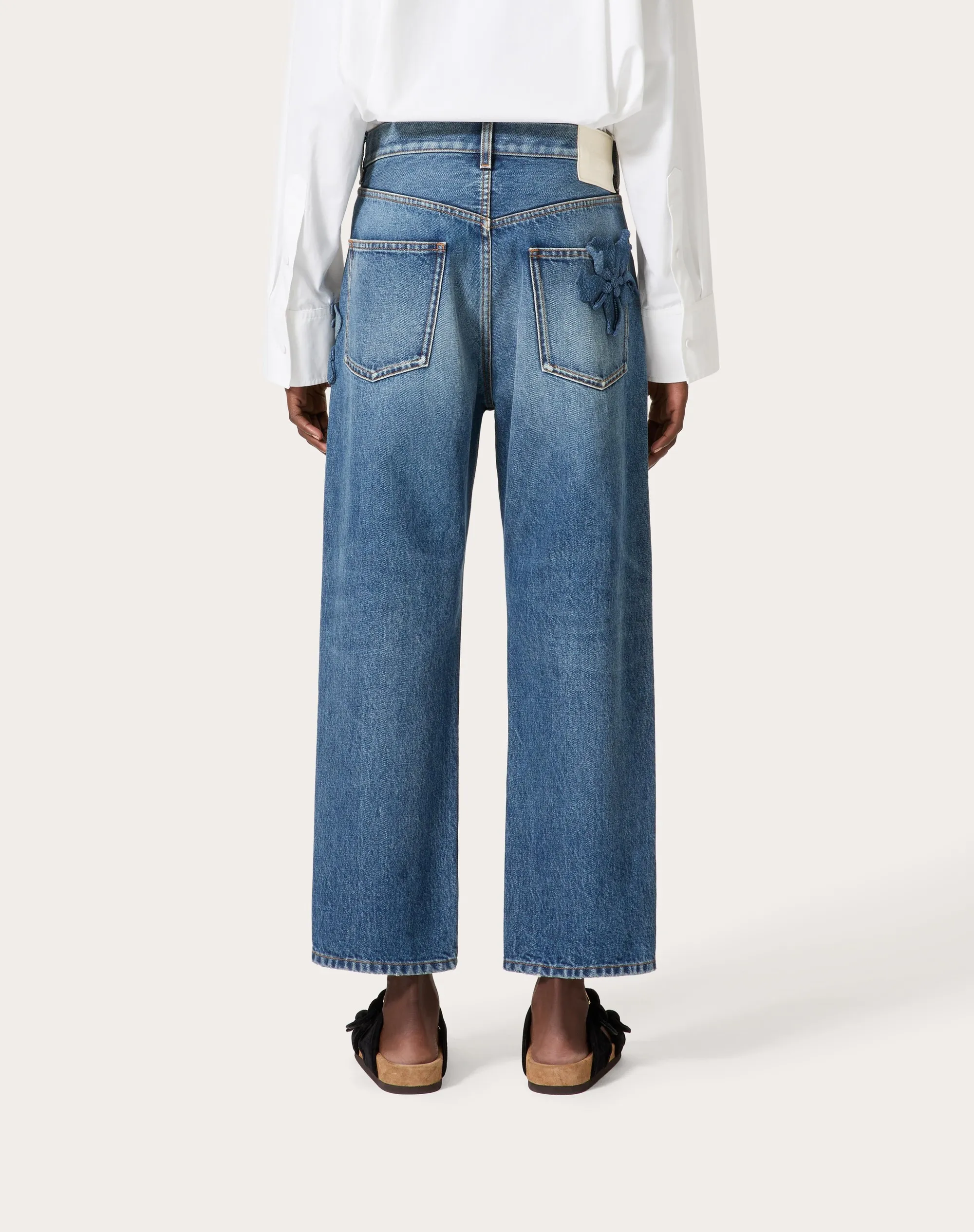 PANTALONI IN MEDIUM BLUE DENIM RICAMATI