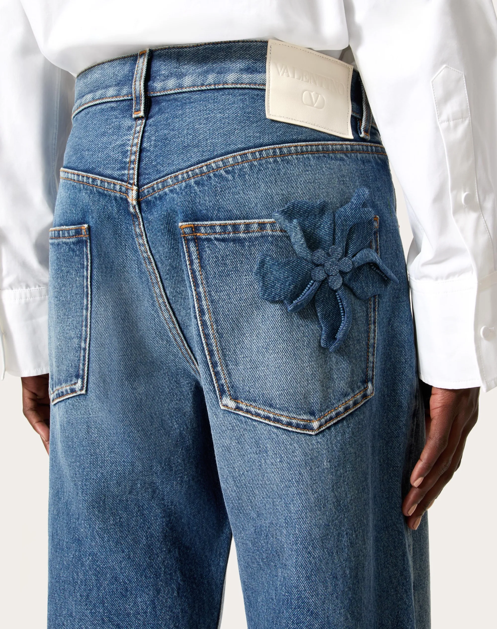 PANTALONI IN MEDIUM BLUE DENIM RICAMATI