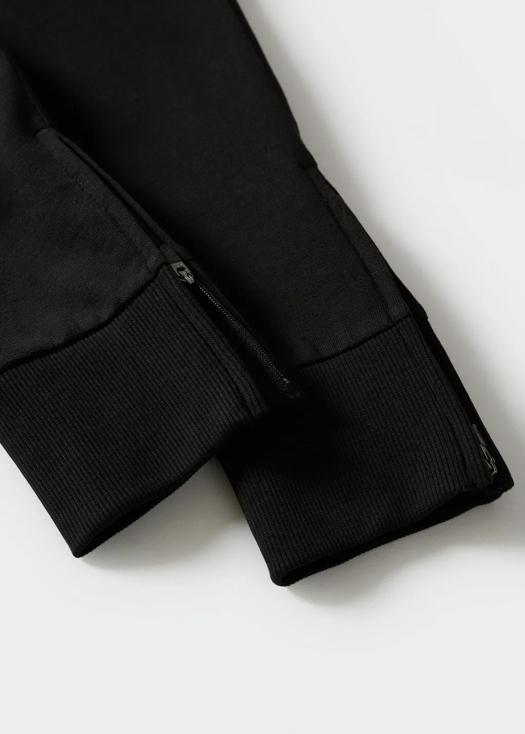 Pantaloni jogger