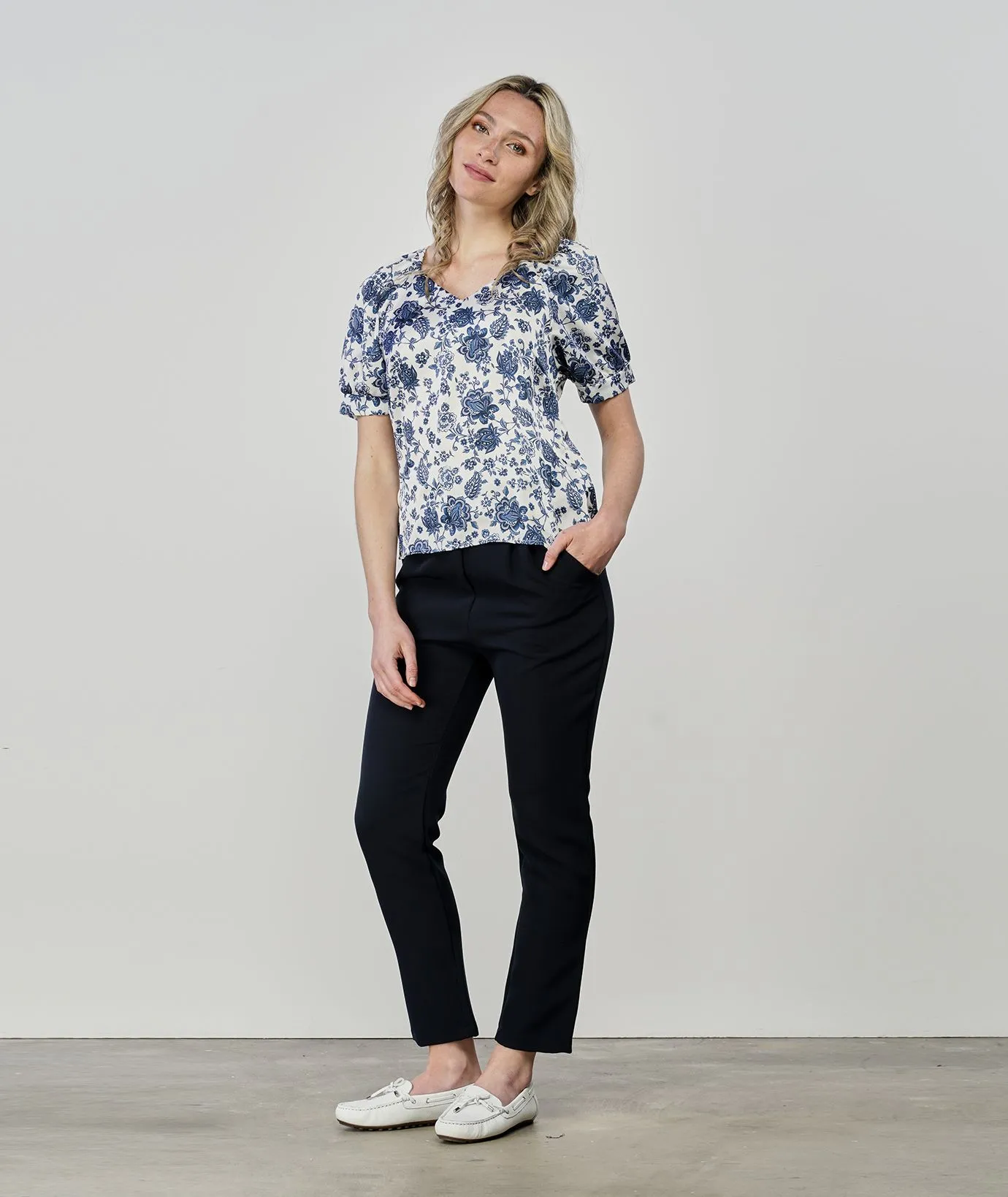 Pantaloni morbidi blu con elastico in vita