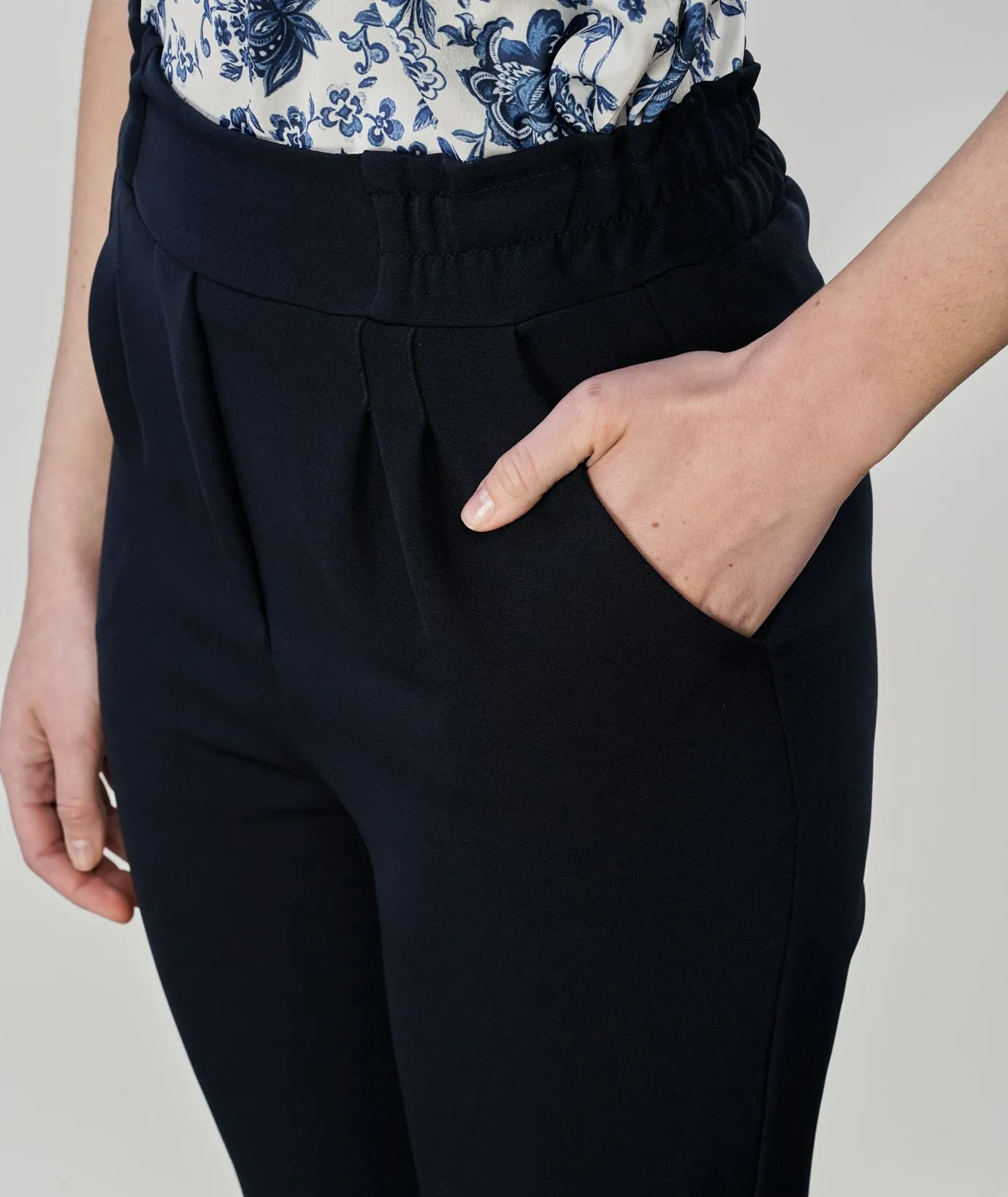 Pantaloni morbidi blu con elastico in vita