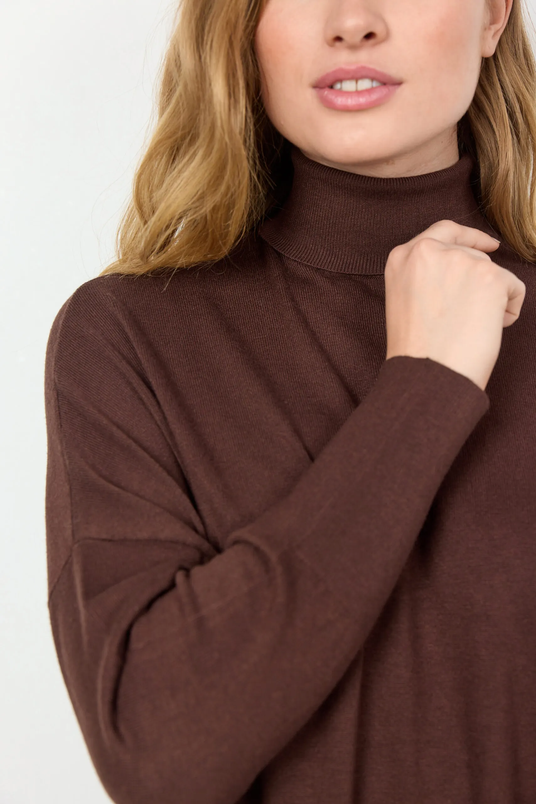 SC-Dollie 719: Pullover Turtleneck in Marrone Cioccolato – Comodità e Stile con Soyaconcept